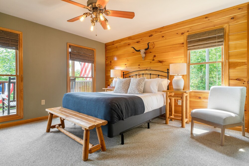 Hottub, Sauna, Pool Table, Views Mins to Downtown Gatlingburg Hollow's Haven view 4