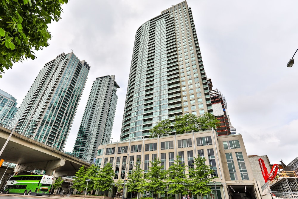 Vibrant Urban Condo 2Bed 2Bath - Image 1