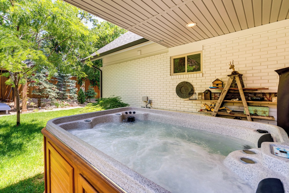 11 Mi to Snowbird Resort: Mtn-view Apt w/ Hot Tub