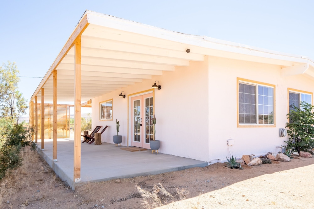 Flamingo Ranch - Dreamy Desert Design With Hot Tub 2 Bedroom Home by RedAwning view 2