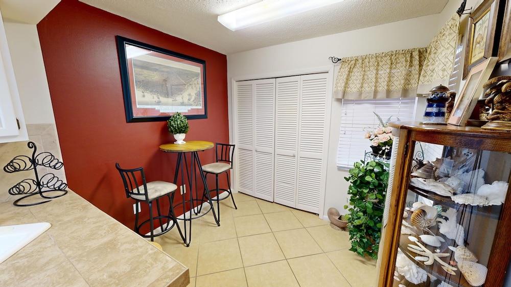 Inlet Reef 217 2 Bedroom Condo by RedAwning