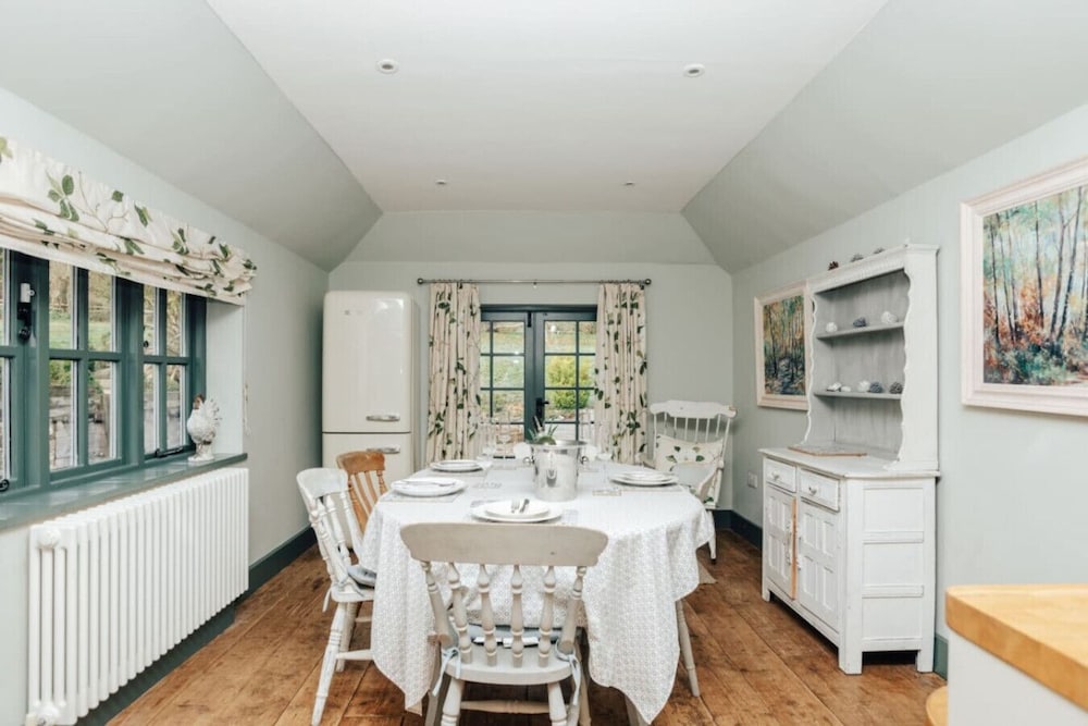 Antelope Cottage - Rural Pet Friendly Cottage