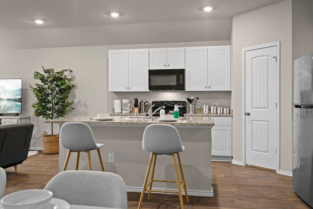@ Marbella Lane - Amazing 4BR Lakeview Home