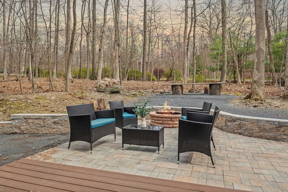 Stylish Renovated Home Open Layout, Coffee Bar + Near Hiking & Waterfalls