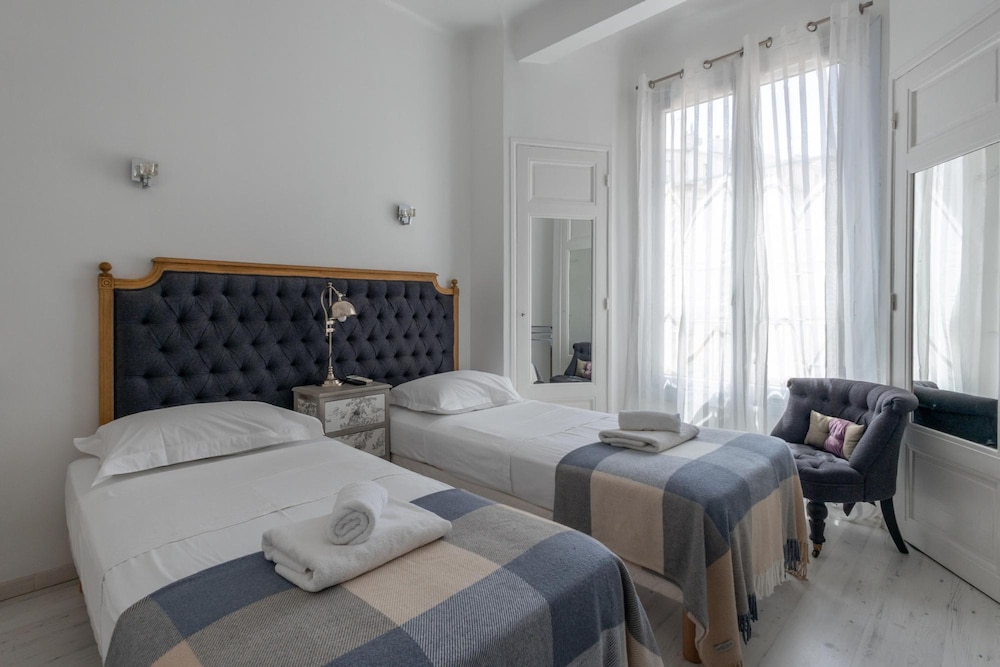 Centrally Located Modern 2 Bed Apartment in Cannes With Aircon and High Ceilings and Modern Design - 696