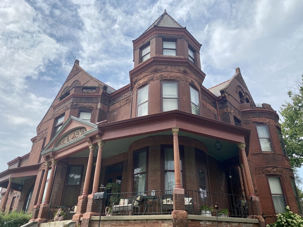 Vineyard Mansion & Carriage House Bed & Breakfast