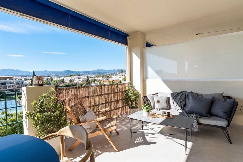 Sunny Getaway With Pool in Marbella - Ref M54