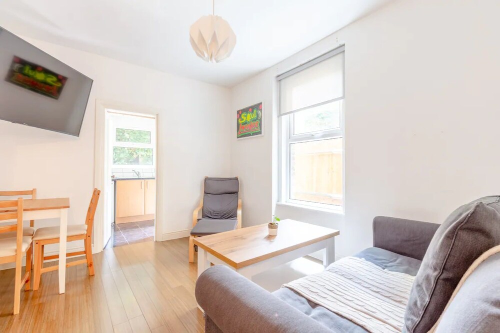 Spacious 2 Bedroom in Gorgeous Camberwell With Garden