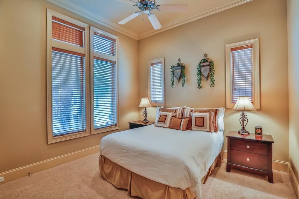 Casa Divina 5 Bedroom Holiday Home by Five Star Properties