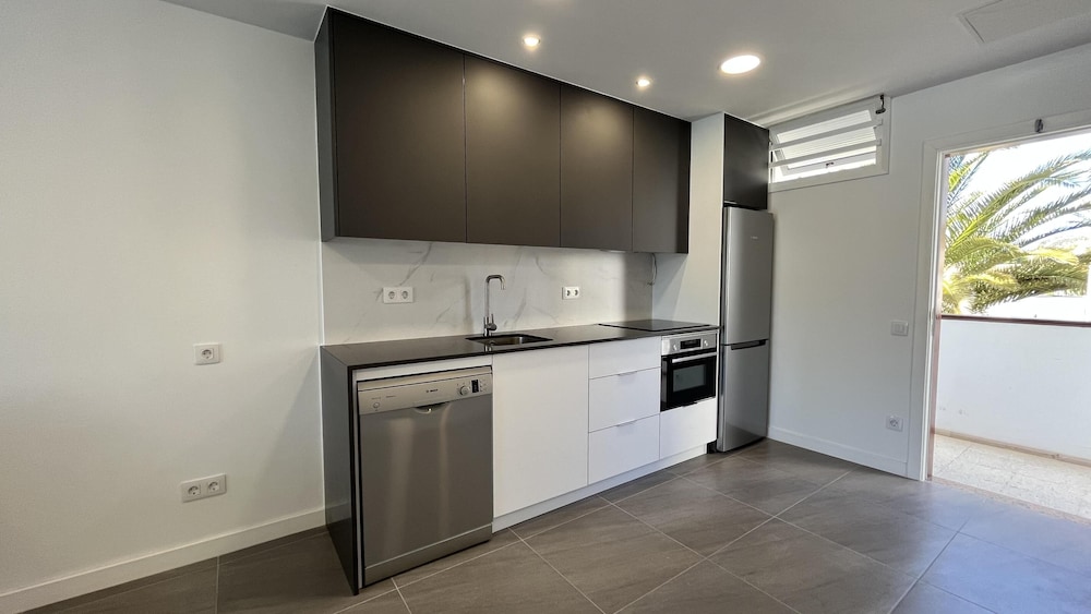 Renovated Apartment by the Beach and Yumbo Centre