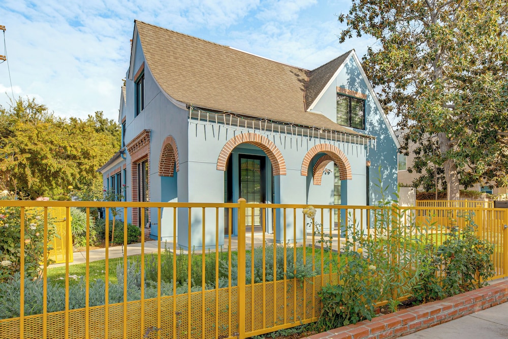 Shop, Dine & Explore Pasadena! Newly Built Home