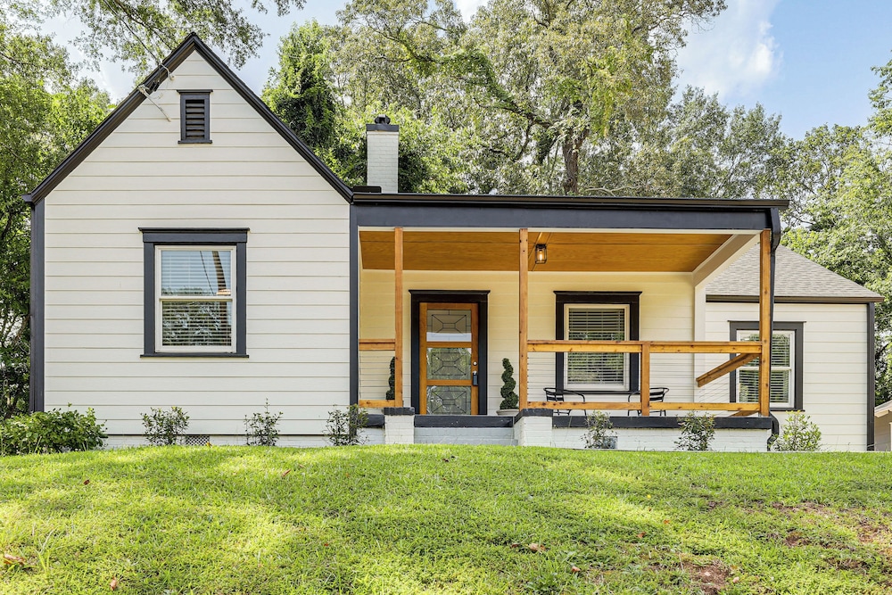 4 Mi to Aquarium & Arenas: Modern Atlanta Home