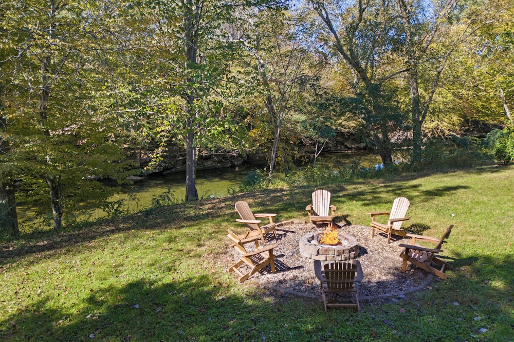 River View Dog Friendly Game Room w Hot Tub