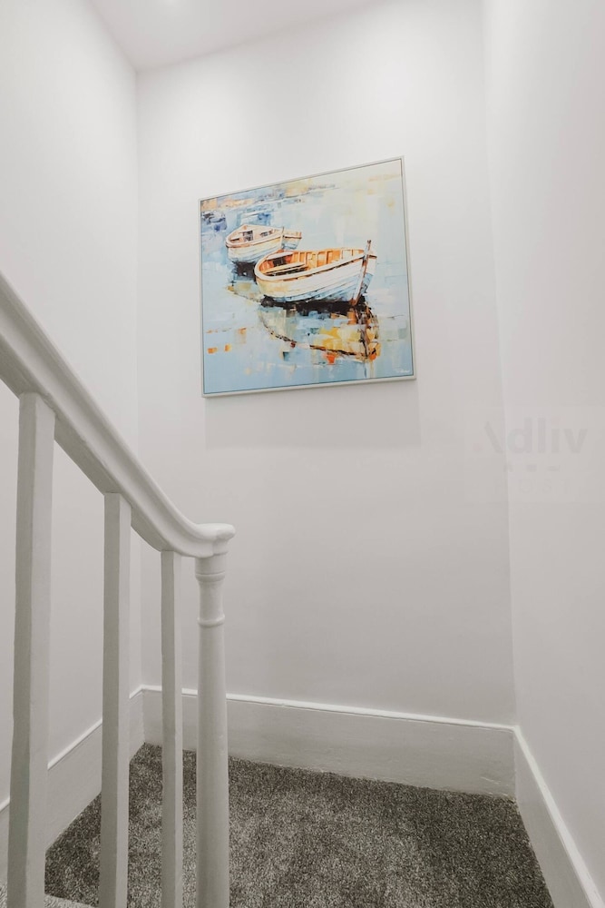 Luxury Seaside Home Parking Sleeps 8 by Adliv
