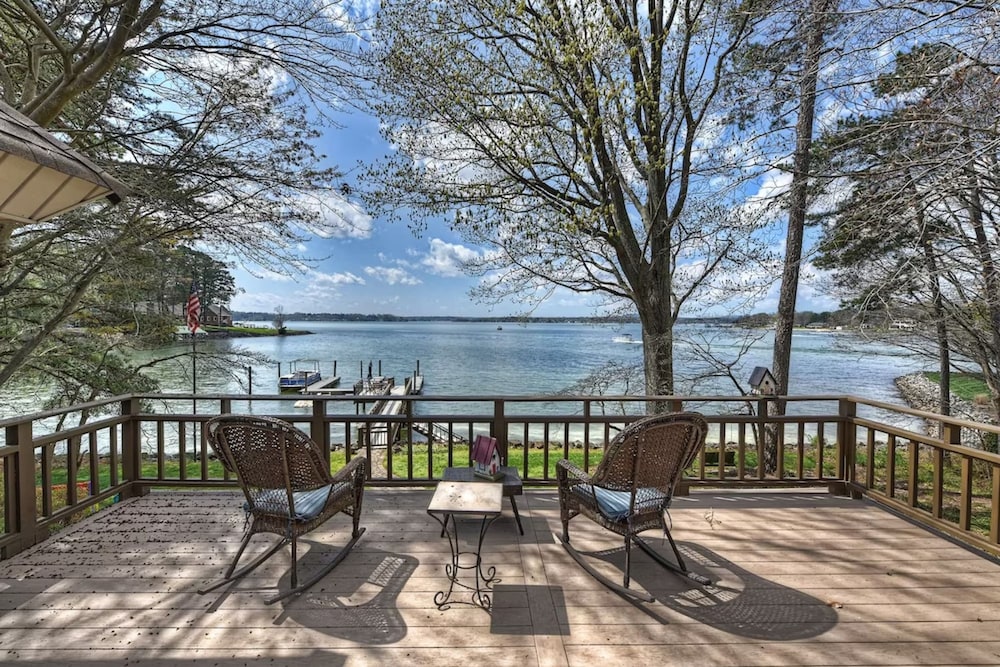 Landover Lodge by Avantstay Waterfront Dock