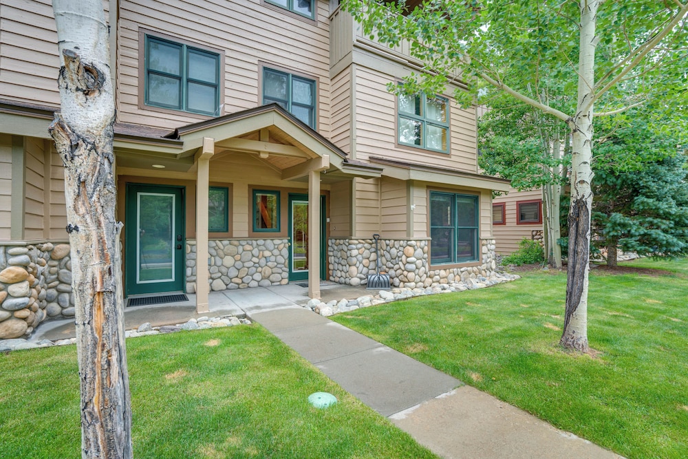 8 Mi to Skiing: Mtn-view Getaway in Frisco! view 3