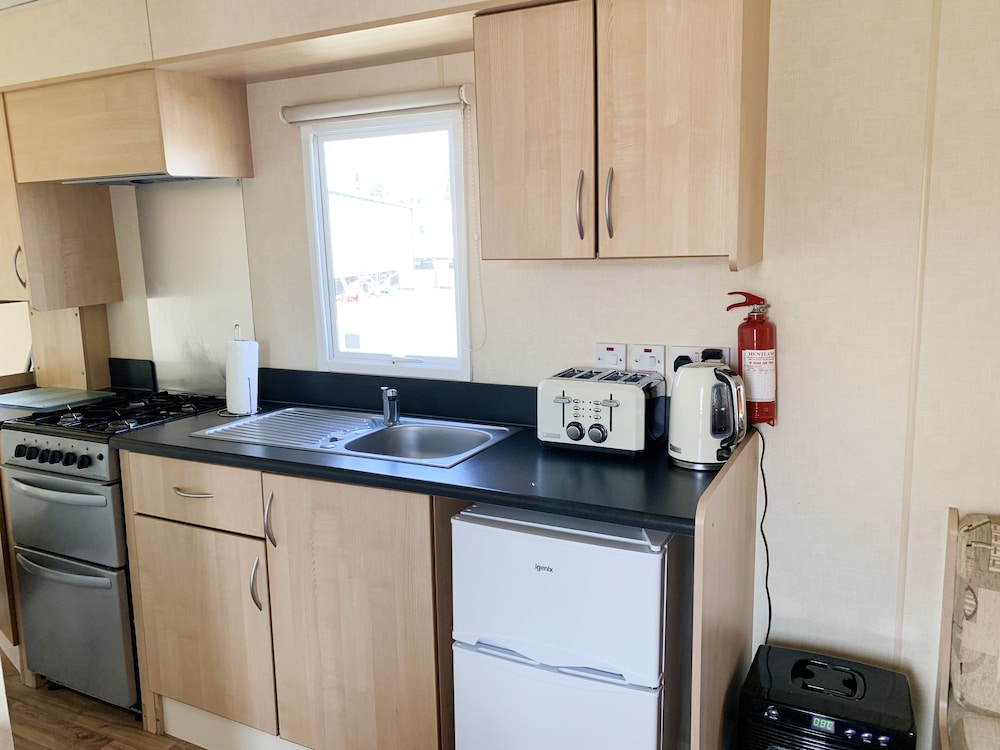 Beautiful 3-bedroom Caravan at Mersea Island view 3