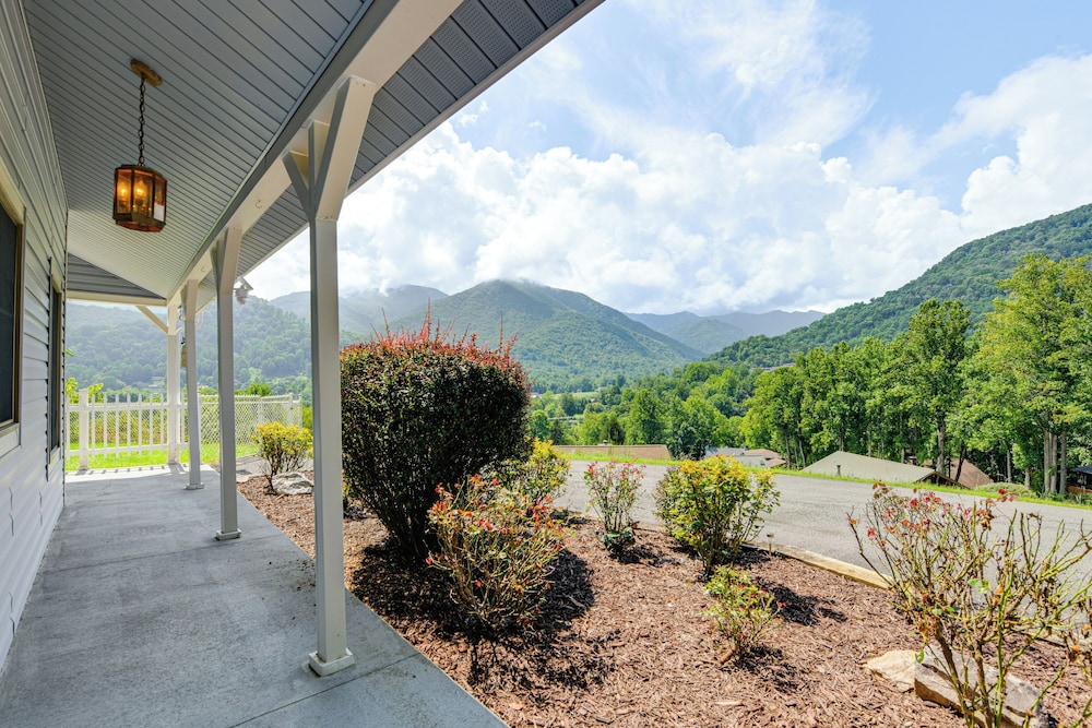 Ski, Hike & Fish: Mtn-view Maggie Valley Retreat
