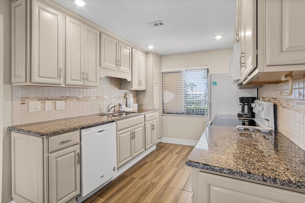 Bay Village 126: Charming Beachfront 2br/2ba Condo W/ Balcony 2 Bedroom Condo
