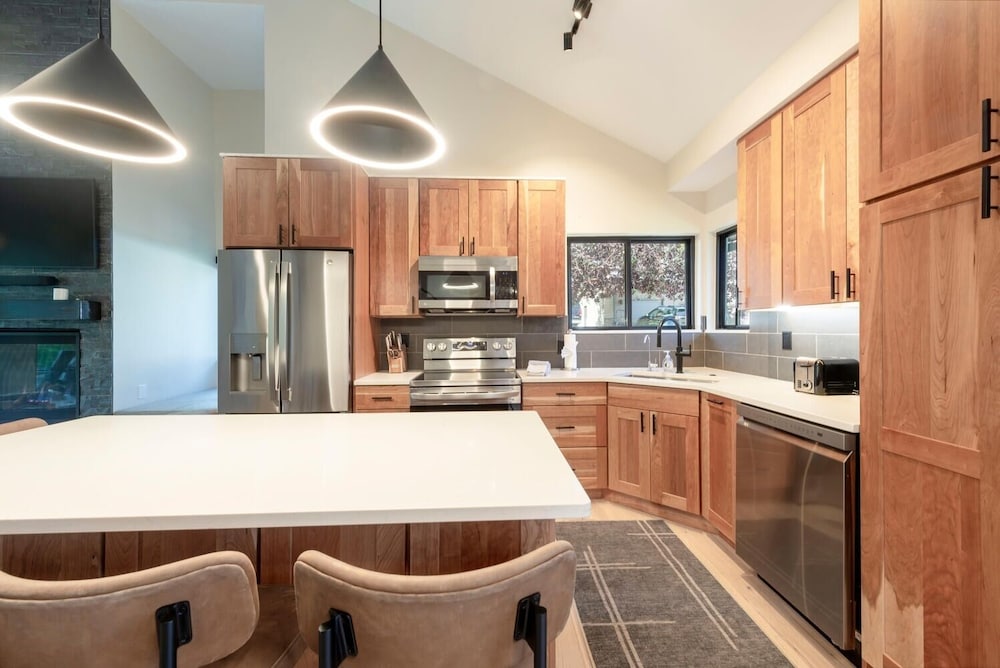 Stylish 4BR Canyons Village-Walk to Cabriolet-Hidden Creek 37D