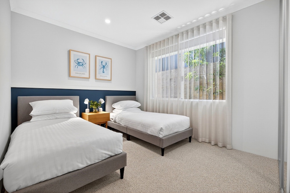 Coastal Luxe 4-bed House in Madora Bay