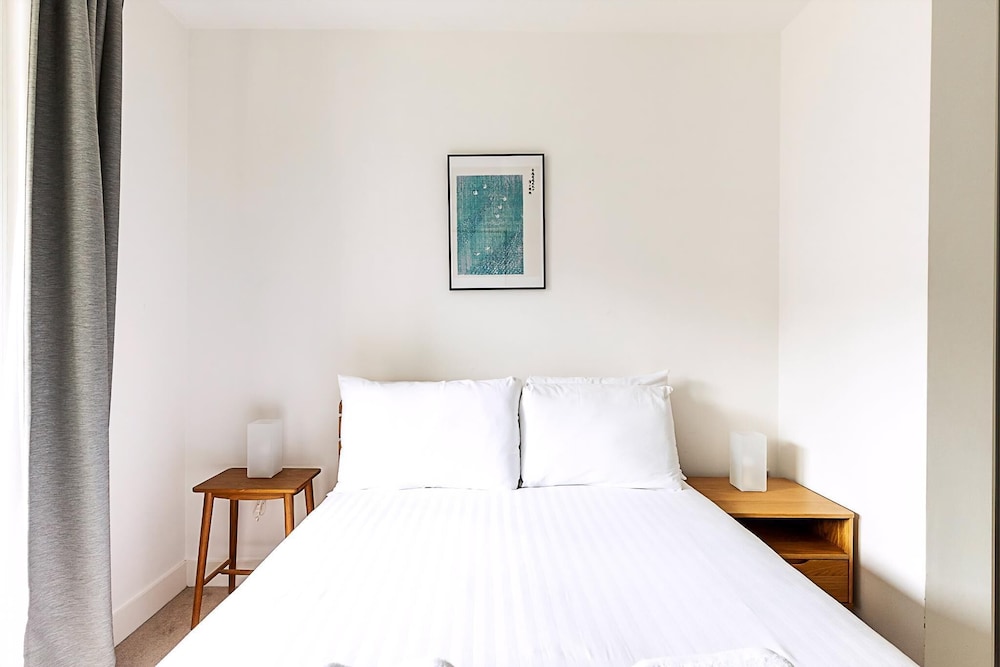 Modern 2-bed Flat With Terraces in Leyton