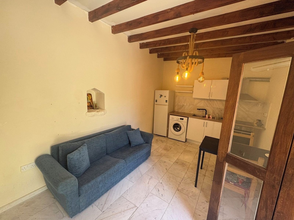Charming Cyprus Getaway in Páfos - Garden View Holiday House