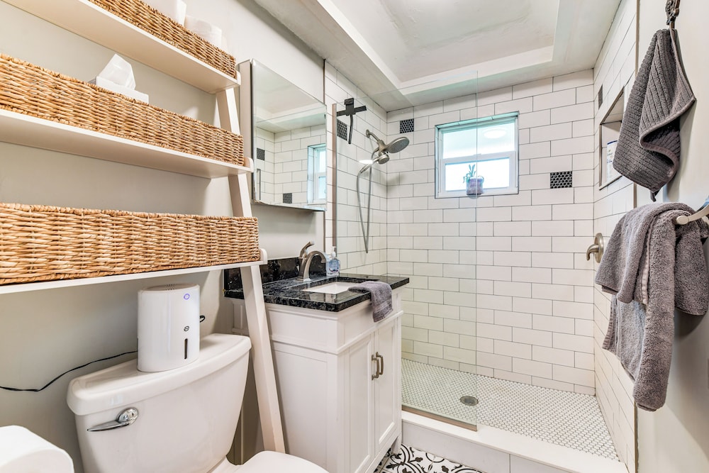 < 3 Mi to Dtwn: Pet-friendly Sarasota Stay w/ Yard