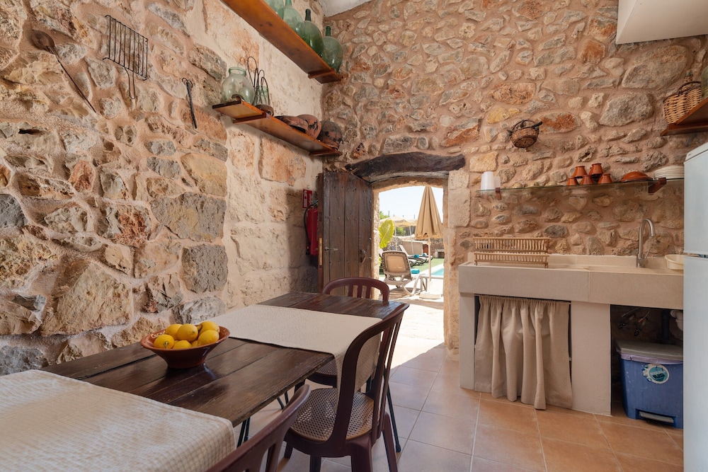 Villa in Buger With Pool & Mountain Views