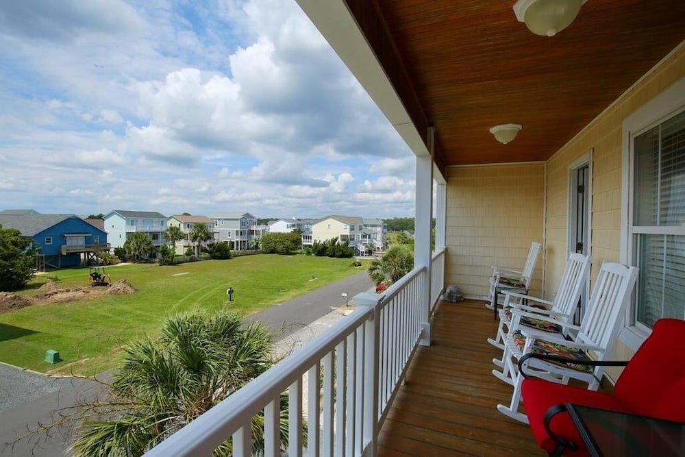 Casa De La Playa 4 Bedroom Home by RedAwning