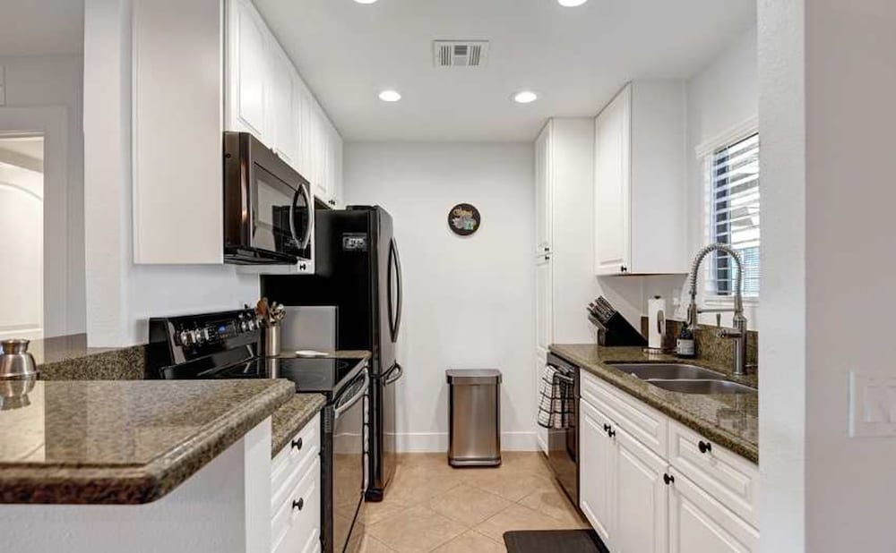 Cozy Condo w Heated Pool 1 Hr to Joshua Tree NP