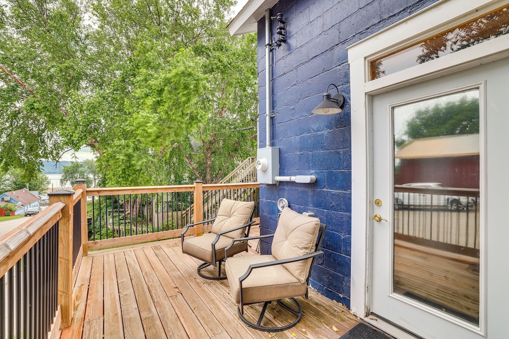 Steps to Marina & Beach: Couples Cottage in Pepin