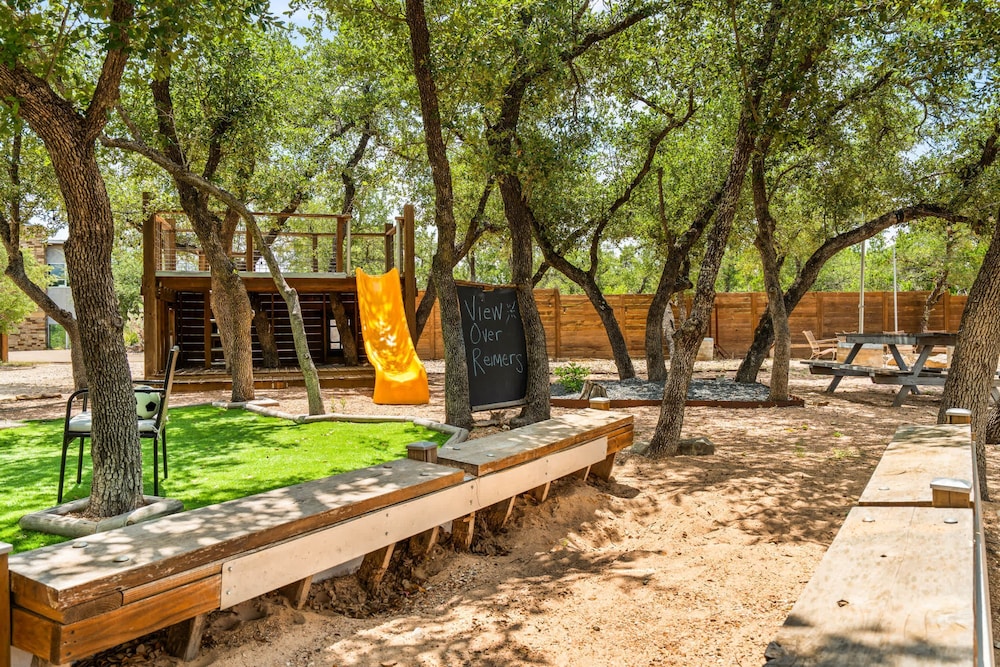 Luxury 7BR Hill Country Gem With Barndominium