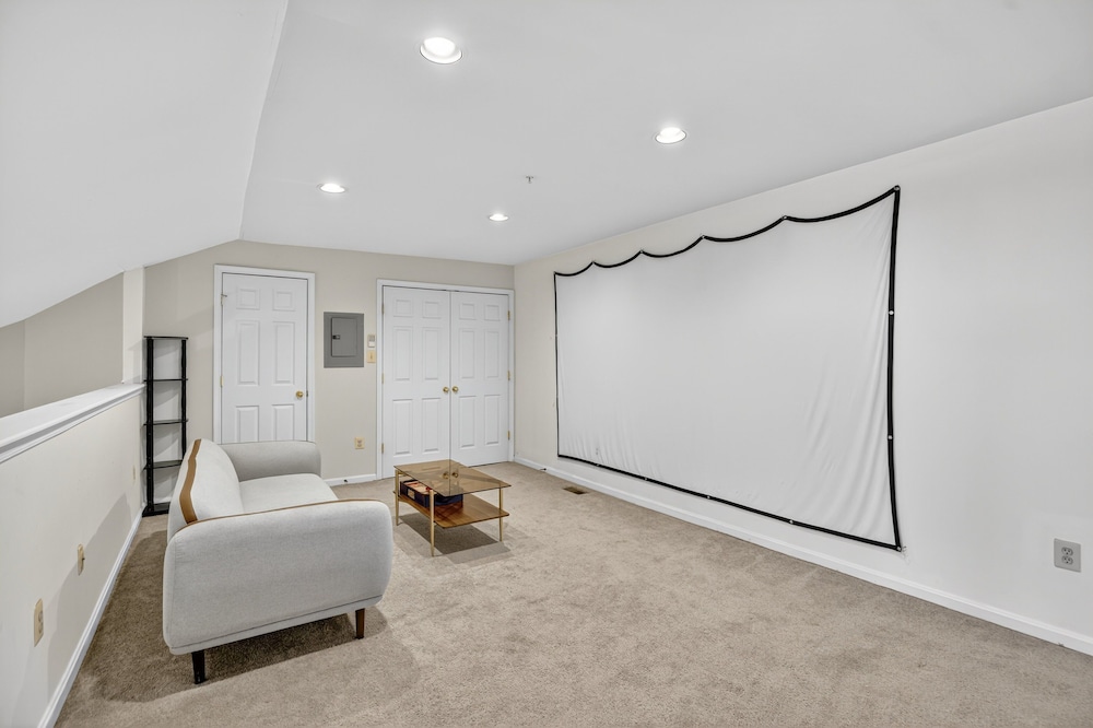 Cozy Pikesville Penthouse With Basketball Arcade 2 Bedroom Condo