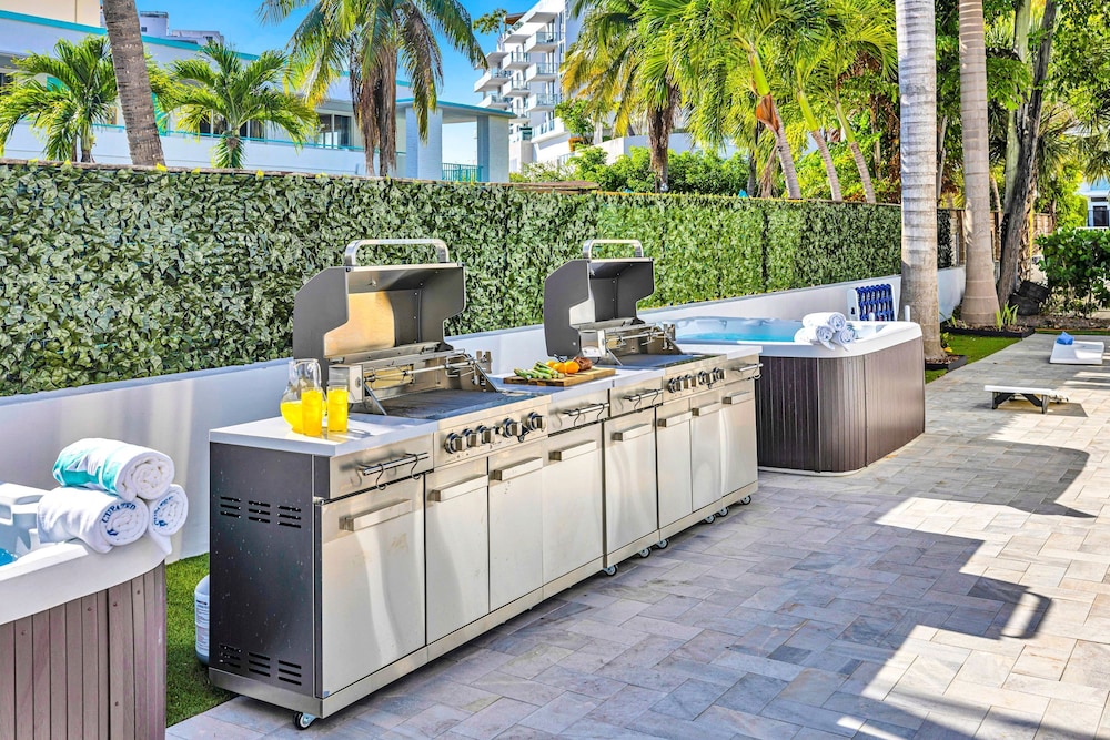 Beach Condo King Bed Lush Patio w BBQ Birch Key Seven