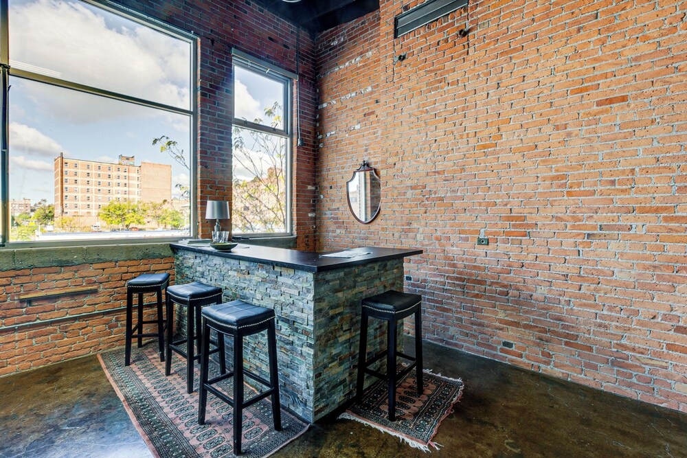 Walk to Huntington Center: 5,000-sq-ft Dtwn Apt