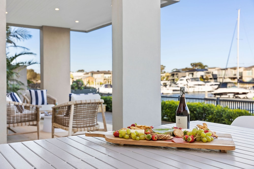 Waterfront Martha Cove Getaway 250m From Beach