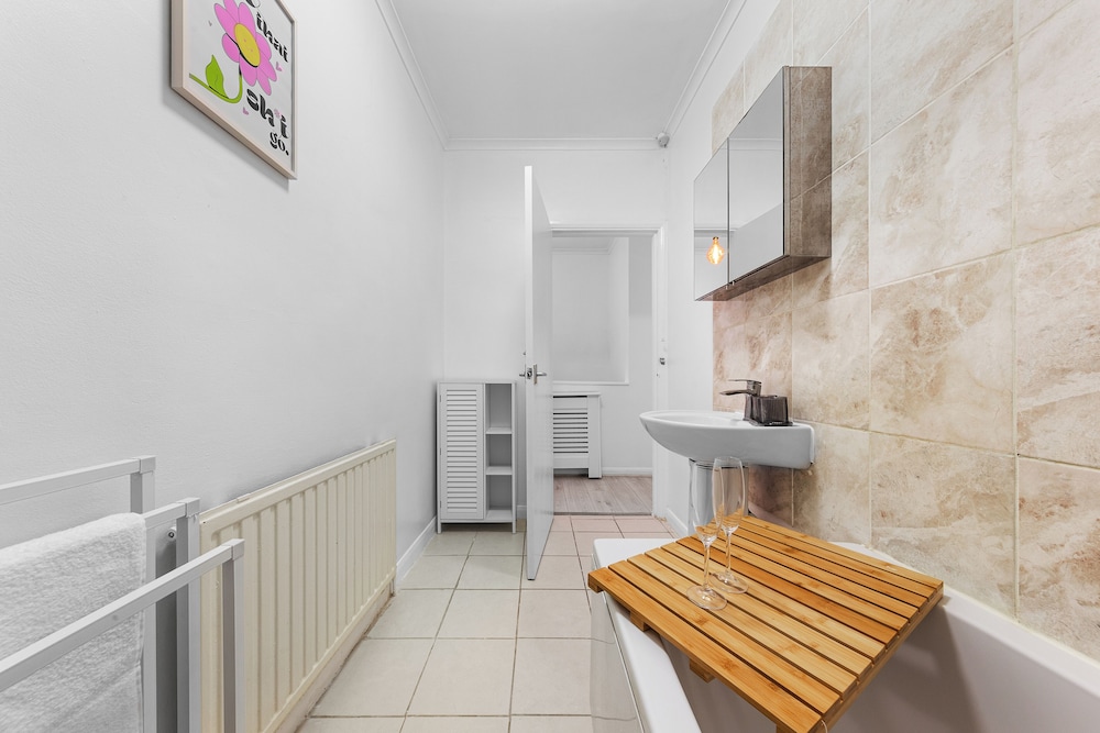 Charming London Apartment Near City Center