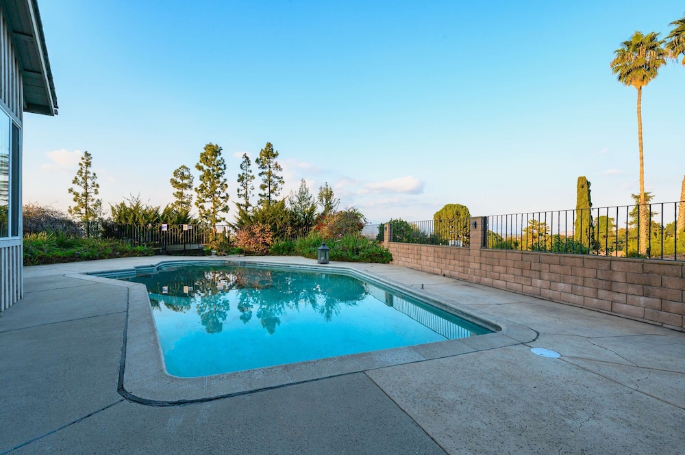 Luxury Hilltop Stay Pool Views Sleeps Many