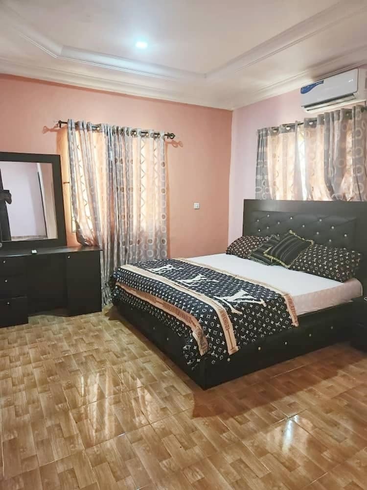 6 Bedroom Serviced Apartments In House in Benin