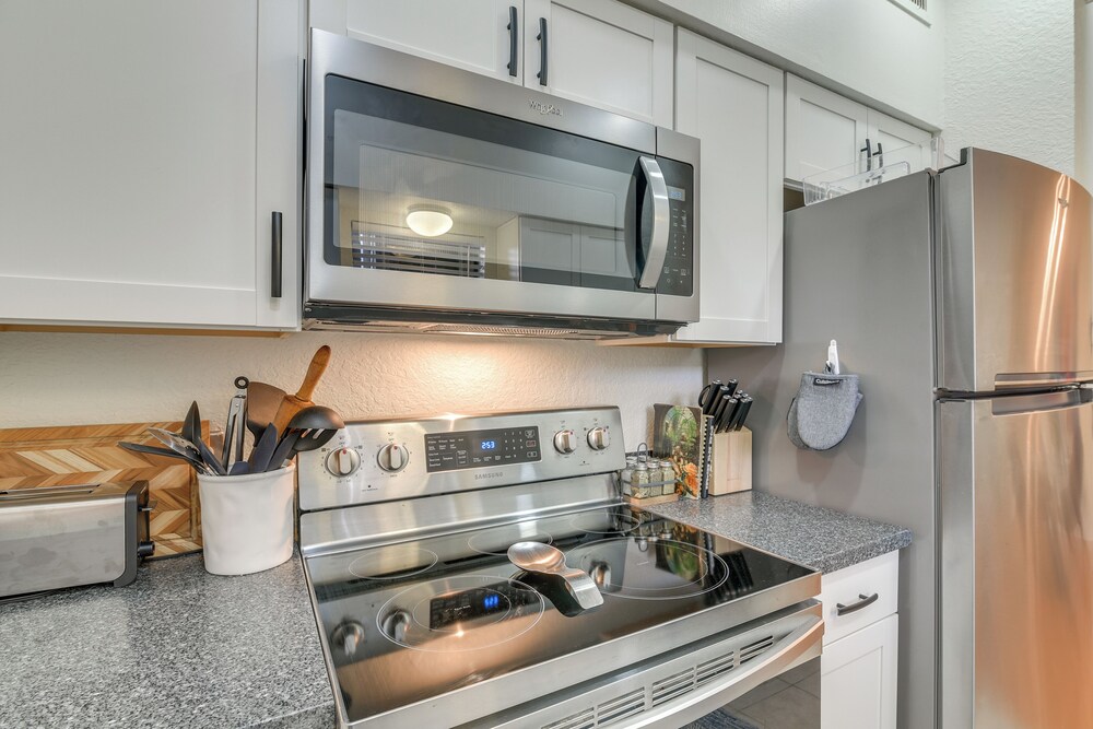 Great Location! Quiet Galveston Gem 1 Mi to Shore