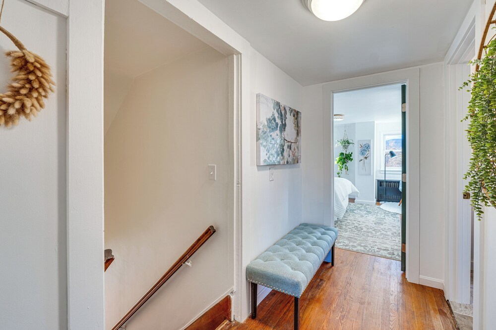 Charming Gardiner Home w/ Yard & Sunroom