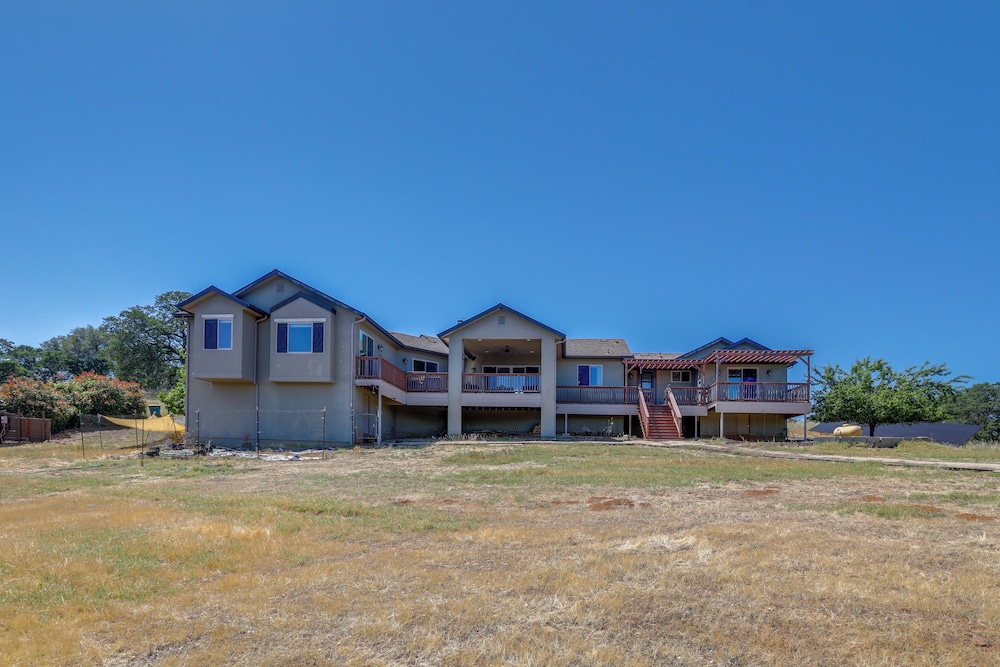 On-site Vineyard: Gem on 10 Acres in Pilot Hill!