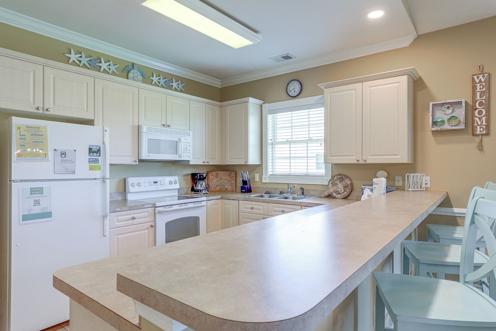 Golf Course View, Pool Access: Myrtle Beach Condo!