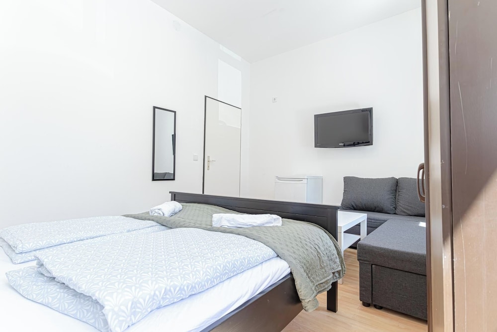 6BR Apt with Garden near Danube