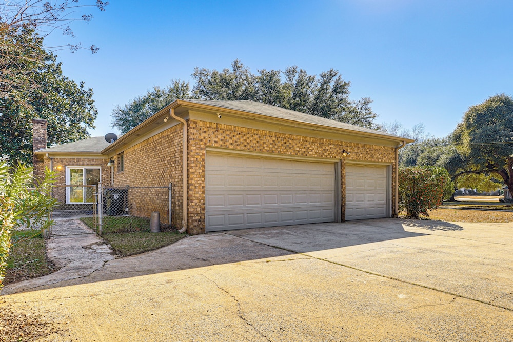 4 Mi to Dtwn Tuscaloosa: Home w/ Cozy Den!