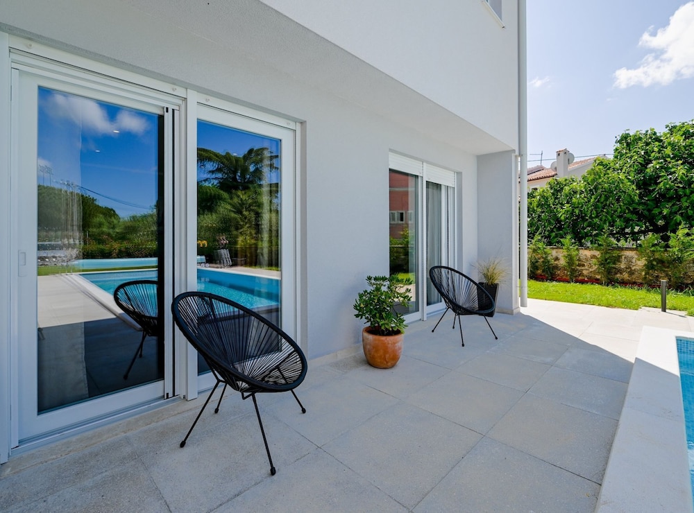 Matohanci Dazzling Villa With Pool