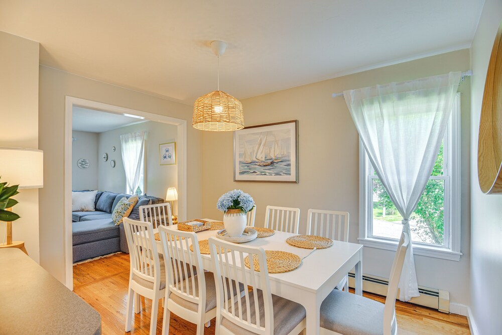 Wakefield Escape: Walk to Downtown & Near Beaches!