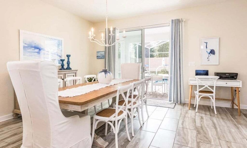 Spacious 5 Bed Pool Home With Game Room 5 Bedroom Home