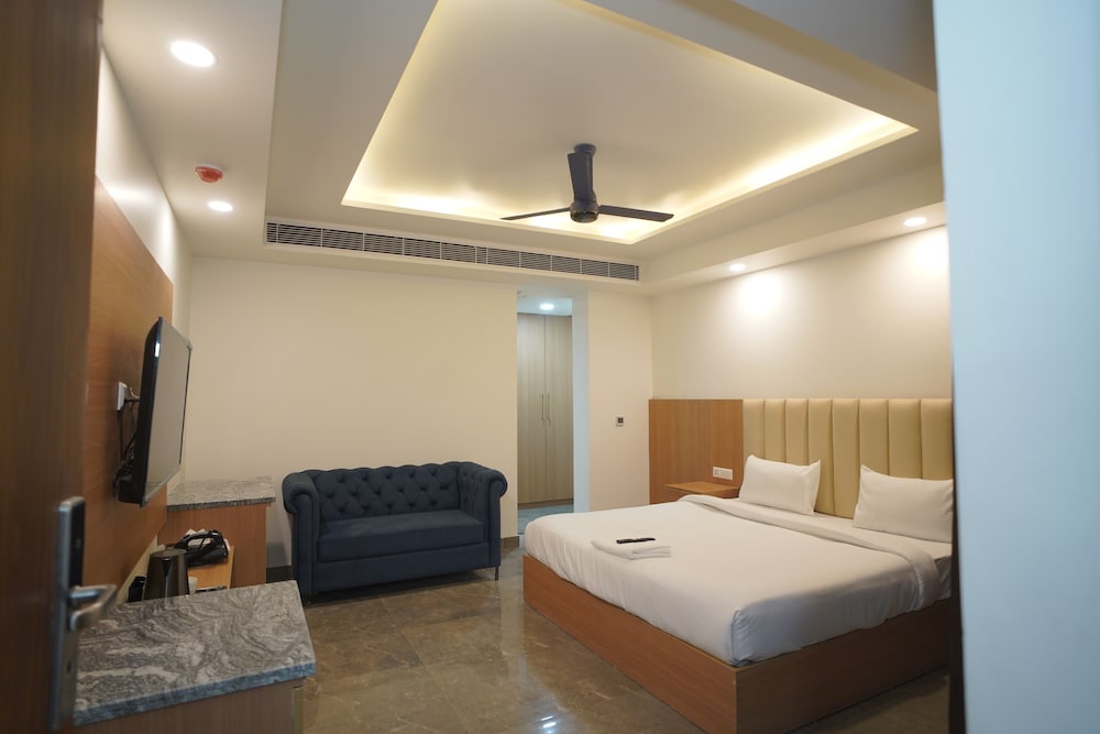 Royal Raven Hotel And Banquet